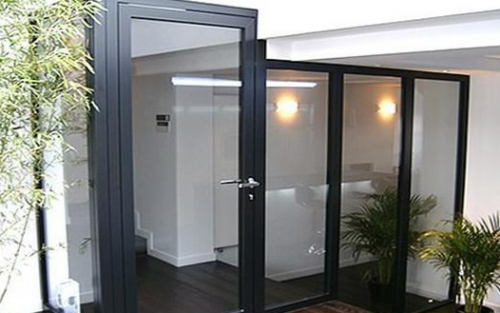 HỆ CỬA ĐI MỞ 1 CÁNH CÓ CĐ NHÔM XINGFA
